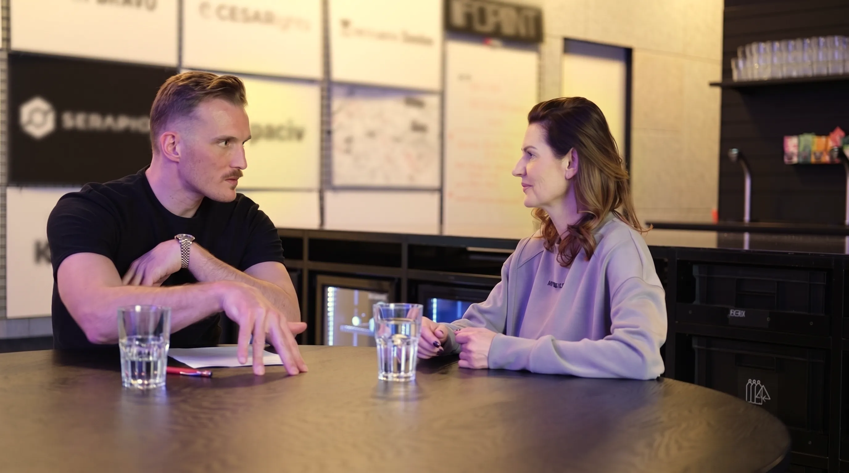 Sport Empowerment, Ariane Riedl im Coaching-Gespräch mit einem Sportler